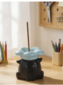 Gros plan d'un support d'encens décoratif en céramique chat noir pour aromathérapie