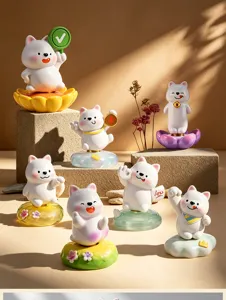 Primo piano di graziose figurine di Westie in resina in varie pose e basi colorate