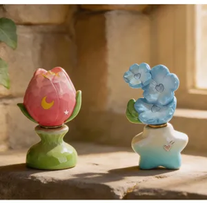 Vue rapprochée de figurines de boîte aveugle rotatives en forme de tulipe et d'étoile