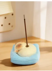 Vue détaillée d'un porte-encens mignon en forme de chat sur un bureau en bois chaleureux
