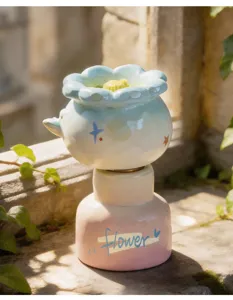 Gros plan d'un mignon ornement rotatif de plante de dessin animé avec motif de fleur