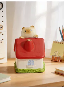 Vue détaillée d'un porte-encens chat en céramique sur un bureau en bois ensoleillé