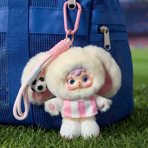 Lindo llavero de peluche con temática de fútbol y charm de balón en un bolso azul sport