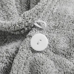 Grijs microvezel haar droog douchemuts detail met handige knop en elastische lus voor dagelijks.