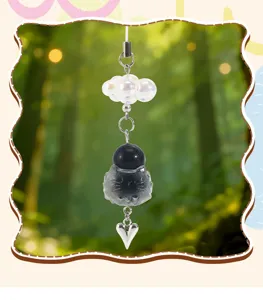 Détail d'un pendentif chat mignon avec un nuage de perle et un petit cœur en argent