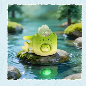 Figurine de collection Cat PAI Sea Energy avec cristal brut dans une scène d'eau sereine