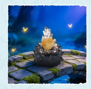 Gros plan de l'adorable figurine de collection Cat PAI Sea Energy sur un petit pont