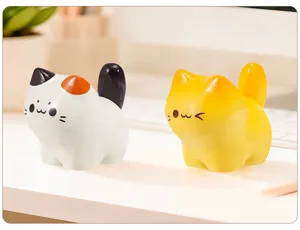 Deux adorables figurines de chat en résine sur un bureau, décoration mini blind box.