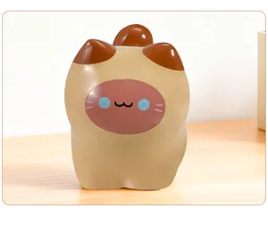 Gros plan détaillé d'une adorable figurine de chat en résine de la série Meow Meow Army.