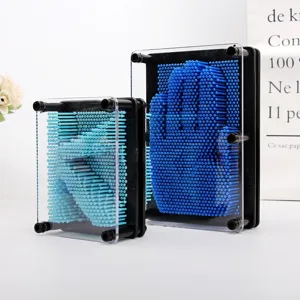 Vue côte à côte de grands et petits jouets pin art bleus avec empreinte de main 3D