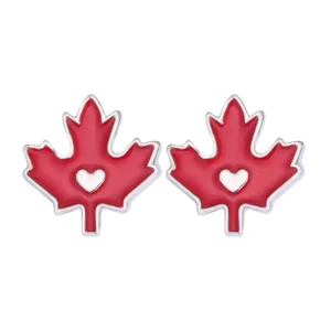 Rode emaille esdoornblad oorbellen met hartje voor de Canadese nationale feestdag