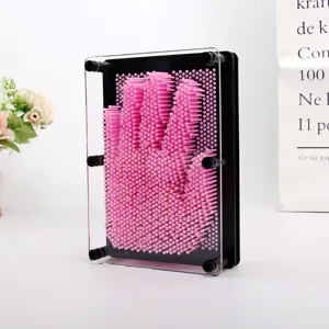 Gros plan d'une sculpture d'art en épingle 3D rose avec empreinte de main