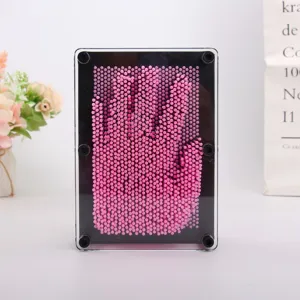 Vue détaillée d'une sculpture 3D pin art rose affichant une empreinte de main nette