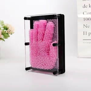 Vue détaillée d'un jouet d'art 3D rose créant une impression de main réaliste en relief