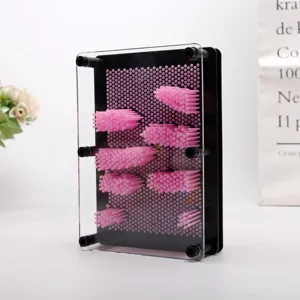 Vue détaillée d'un jouet de sculpture 3D pin art rose avec broches en plastique