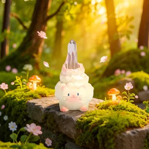 Figurine de chat mignon tenant un cristal clair dans une forêt enchantée, boîte mystère