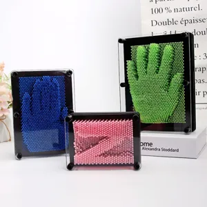Trois jouets d'empreinte de main 3D Pin Art carrés colorés de tailles et couleurs variées.
