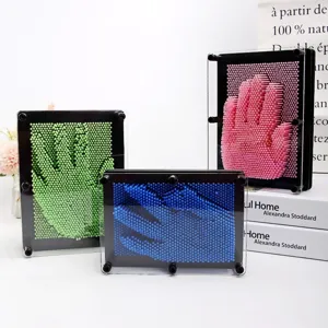 Jouet de sculpture 3D à épingles en trois couleurs avec détails d'empreintes de mains.