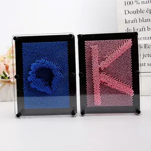 Détail d'un jouet pin art 3D montrant des sculptures en plastique bleu et rose vif.