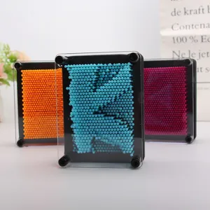 Gros plan de jouets de sculpture 3D Pin Art colorés montrant des empreintes.