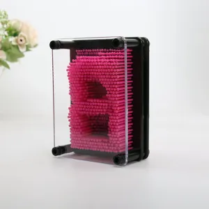 Détail d'un jouet d'art 3D à épingles roses formant la lettre B dans un cadre noir