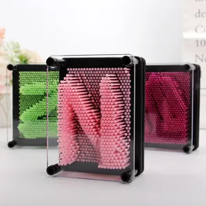 Vue macro détaillée du jouet d'art d'épingle 3D rose formant la lettre N sur fond blanc