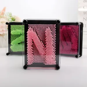 Vue détaillée de trois cadres d'art 3D à picots colorés en plastique avec lettres