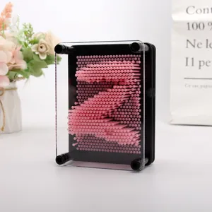 Détail d'un jouet d'art 3D carré avec des épingles roses formant une lettre Z.