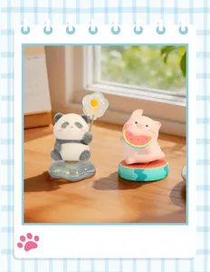 Figurines mignonnes de panda et de cochon exposées sur un bureau ensoleillé