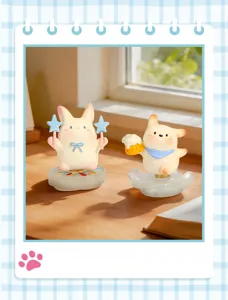 Vue détaillée de la figurine Animal PAI boîte mystère sur un bureau en bois ensoleillé