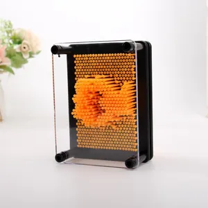 Gros plan d'un jouet de sculpture 3D pin art orange avec cadre noir et couvercle acrylique