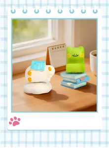 Figurines d'animaux mignonnes avec un canard blanc et une grenouille verte sur bureau
