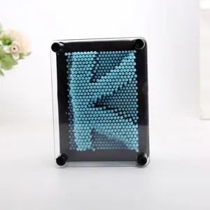 Vue détaillée du jouet sculpture 3D pin art bleu avec couvercle acrylique