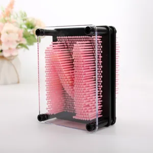 Détail d'un jouet pin art 3D en plastique rose montrant une forme de moule à main