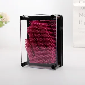 Détail de vue latérale du jouet d'art 3D magenta montrant l'empreinte de main