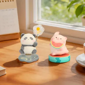 Figurines miniatures mignonnes Animal PAI de panda et cochon sur un bureau en bois.