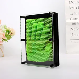 Jouet créatif de tableau 3D à épingles vertes en plastique formant une empreinte de main