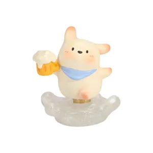 Mignonne figurine d'animal crème avec écharpe bleue tenant une bière sur base pailletée