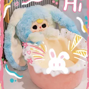 Niedliche blaue Plüsch-Hasenpuppe in einem rosa Aufbewahrungskorb, ideales Kindergeschenk