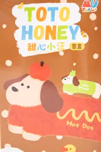 Primo piano della confezione della blind box TOTO HONEY con simpatico cane hot dog