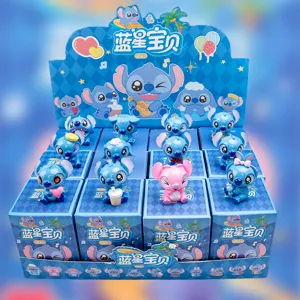Macro de bonitas figuras de resina estilo Stitch en caja expositora azul para el escritorio