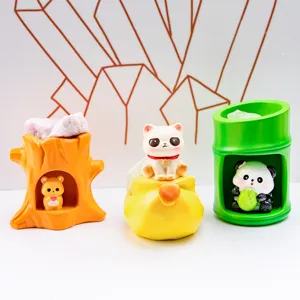 Détail de trois adorables figurines en résine avec cristaux : chat, panda et ours.