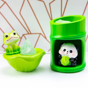 Détail des figurines mignonnes de grenouille et panda en résine dans des supports.