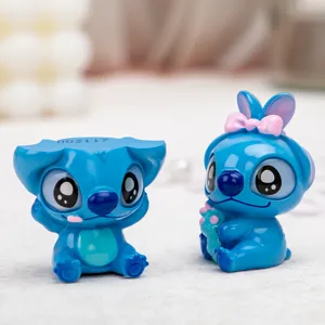 Primer plano detallado de dos lindas figuras de resina de Stitch para decorar mesas