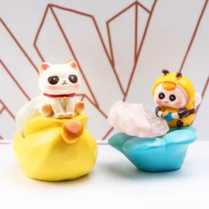 Vue détaillée de figurines chat et abeille en résine avec cristaux décoratifs