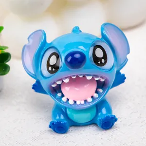 Detalle de primer plano de la linda expresión de una figurita de Stitch de resina azul
