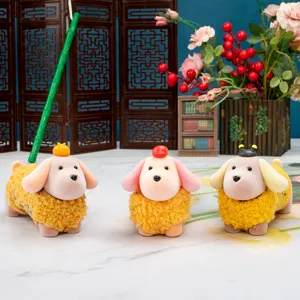 Set di tre graziose figurine Sweetheart Puppy floccate con maglioni gialli per scrivania
