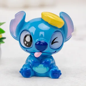 Primer plano de una figura de Stitch de resina azul con expresión de guiño y lengua