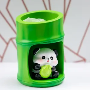 Gros plan d'une figurine de panda mignon dans un ornement en résine de bambou vert décoratif