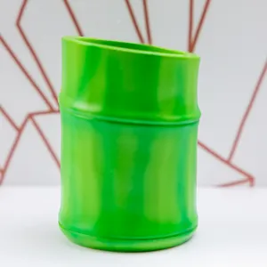 Vue détaillée d'une figurine en résine en forme de bambou vert pour le décor de bureau
